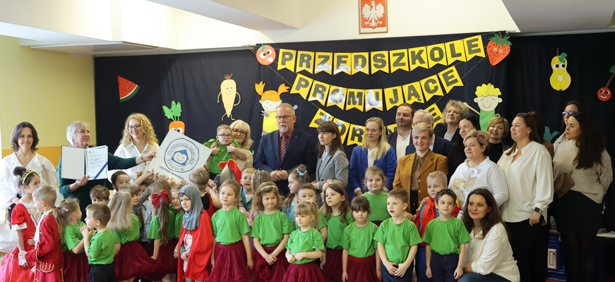Uroczystość wręczenia Certyfikatu Wojewódzkiego Przedszkola Promującego Zdrowie w Przedszkolu Samorządowym nr 26 w Piotrkowie Trybunalskim